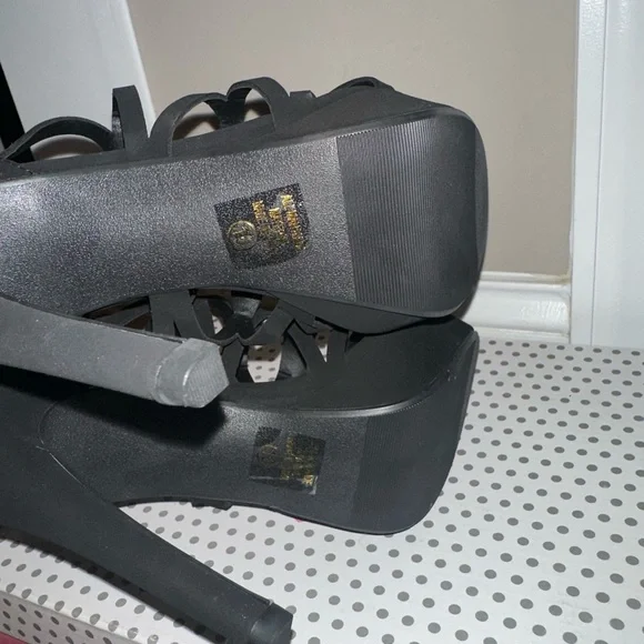 Elegant Black Strappy Heels - Picture 4 of 4